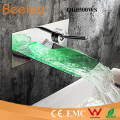 Chromé plaqué avec bec en acier inoxydable bec de bain LED Wall Mount robinet